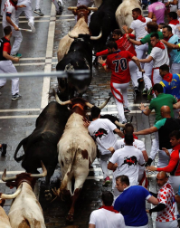 Imágenes del primer encierro de los sanfermines 2018 protagonizado por toros de Puerto de San Lorenzo.