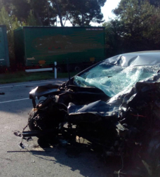 Un conductor ha fallecido en la carretera N-121 a la altura de Cadreita. Los hechos se han producido este martes por la tarde en el km 67 por la colisión frontal entre un camión y un turismo.