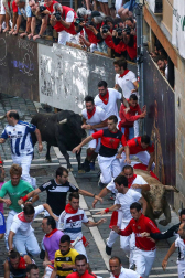 Imágenes del quinto encierro de los sanfermines, con toros de la ganadería Núñez del Cuvillo