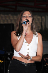 El pasado sábado 7 de julio, la coral de Cadreita, la banda de música municipal y algunos artistas invitados, ofrecieron al público un concierto de bienvenida a las fiestas. La noche se llenó de música, magia, amigos y familia, con la esperanza de que continúe mañana tras el chupinazo de inicio de sus fiestas.