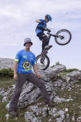 El Puerto de Lizarraga acogió el Campeonato Navarro de Trial bici el pasado sábado, 7 de julio. Todas las categorías de pilotos pudieron participar en la prueba organizada por el equipo Trialbici Iranzu, y disfrutaron del deporte y del aire libre a partes iguales durante cuatro horas de competición.