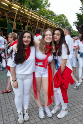 Uno de los eventos más esperados y que alerta a los pamploneses de que las fiestas se avecinan es la tradicional tómbola de Cáritas. Recién empezadas las fiestas, las cámaras de ¡Click! se acercaron hasta el Paseo Sarasate para ver en primera línea la venta de boletos y entrega de premios al público. Hubo sorpresas para todos.