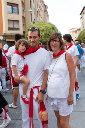 La avenida de Carlos III revive un año más por San Fermín. Como en cada ocasión, la calle se convirtió en uno de los espacios espontáneos más concurridos de la fiesta. Las familias pudieron disfrutar de las artes escénicas, los equilibristas, las figuras gigantes y los artistas callejeros, creando junto a ellos un ambiente inigualable en el que no pasaron desapercibidos los atractivos del programa oficial ni para mayores y ni para pequeños.