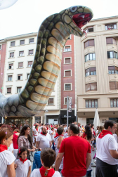 La avenida de Carlos III revive un año más por San Fermín. Como en cada ocasión, la calle se convirtió en uno de los espacios espontáneos más concurridos de la fiesta. Las familias pudieron disfrutar de las artes escénicas, los equilibristas, las figuras gigantes y los artistas callejeros, creando junto a ellos un ambiente inigualable en el que no pasaron desapercibidos los atractivos del programa oficial ni para mayores y ni para pequeños.