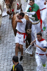Imágenes del octavo encierro de los Sanfermines de 2018, con toros de la ganadería Miura.