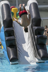 Fotos de los hinchables en la piscina por el Día de los niños y jóvenes en las fiestas de Elizondo (26 de julio)
