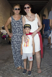 Como cada verano, Puente la Reina celebró sus fiestas patronales con motivo de la festividad de Santiago. Durante toda la semana pasada, la localidad las vivió intensamente al ritmo de la música, los festejos taurinos, los encierros, el baile y los distintos espectáculos para niños, jóvenes y mayores. ¡Click! acudió a uno de esos encuentros en la plaza de toros.