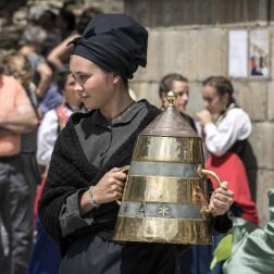 Los roncaleses de Isaba celebraron este domingo la novena edición del Día de la Indumentaria Roncalesa, haciendo un paso por la historia de la moda de la época en la que explicaron los secretos y curiosidades que rodean sus trajes tradicionales