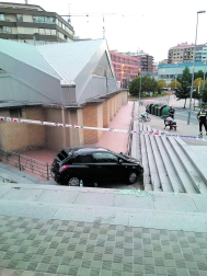 Imágenes del vehículo que se ha salido de la vía y empotrado contra la escalinata de la iglesia de San Fermín