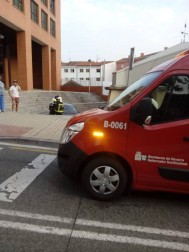 Imágenes del vehículo que se ha salido de la vía y empotrado contra la escalinata de la iglesia de San Fermín