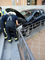 Imágenes del vehículo que se ha salido de la vía y empotrado contra la escalinata de la iglesia de San Fermín