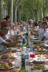 Imágenes de las Fiestas de Estella que comprenden: la verbena de plaza de los Fueros, homenaje a los mayores, bombada, Gorgorito, comidas de Quintos en el paseo de los Llanos, baile de la era y popurri estellés.