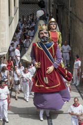 Imágenes de la cornada en el encierro de Estella, bajadica de Che, cohete infantil, subida de la corporación infantil, ofrenda floral, pañuelada, entre otros.