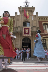 Imágenes de la cornada en el encierro de Estella, bajadica de Che, cohete infantil, subida de la corporación infantil, ofrenda floral, pañuelada, entre otros.