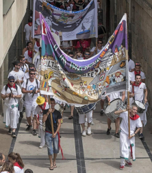 Imágenes de la cornada en el encierro de Estella, bajadica de Che, cohete infantil, subida de la corporación infantil, ofrenda floral, pañuelada, entre otros.