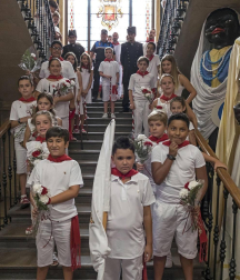 Imágenes de la cornada en el encierro de Estella, bajadica de Che, cohete infantil, subida de la corporación infantil, ofrenda floral, pañuelada, entre otros.