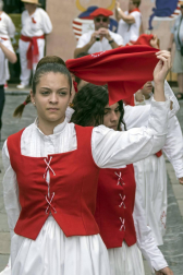 Imágenes de la cornada en el encierro de Estella, bajadica de Che, cohete infantil, subida de la corporación infantil, ofrenda floral, pañuelada, entre otros.
