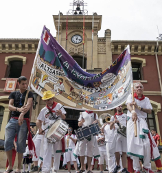 Imágenes de la cornada en el encierro de Estella, bajadica de Che, cohete infantil, subida de la corporación infantil, ofrenda floral, pañuelada, entre otros.