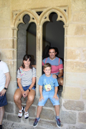 A través de las explicaciones de una guía, una médium cazafantasmas y un monje, los vecinos y visitantes de Sangüesa pudieron conocer el domingo las anécdotas de la ciudad y descubrir el rico patrimonio local de una manera diferente. La visita teatralizada que comenzó en la iglesia de Santa María no dejó a nadie indiferente.