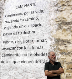 Una estatua en piedra de cinco metros de altura recibe desde este domingo al visitante y contempla a sus vecinos. Obra del artista Félix Zaratiegui para el programa Landarte, es parte además del proyecto Paseo Megalítico alrededor del pueblo