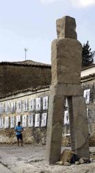 Una estatua en piedra de cinco metros de altura recibe desde este domingo al visitante y contempla a sus vecinos. Obra del artista Félix Zaratiegui para el programa Landarte, es parte además del proyecto Paseo Megalítico alrededor del pueblo
