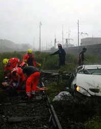 Un tramo del viaducto en la ciudad italiana de Génova se ha derrumbado este martes y las autoridades buscan damnificados entre los vehículos caídos al vacío y bajo los escombros.