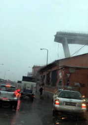 Un tramo del viaducto en la ciudad italiana de Génova se ha derrumbado este martes y las autoridades buscan damnificados entre los vehículos caídos al vacío y bajo los escombros.