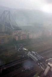 Un tramo del viaducto en la ciudad italiana de Génova se ha derrumbado este martes y las autoridades buscan damnificados entre los vehículos caídos al vacío y bajo los escombros.