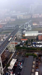 Un tramo del viaducto en la ciudad italiana de Génova se ha derrumbado este martes y las autoridades buscan damnificados entre los vehículos caídos al vacío y bajo los escombros.
