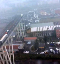 Un tramo del viaducto en la ciudad italiana de Génova se ha derrumbado este martes y las autoridades buscan damnificados entre los vehículos caídos al vacío y bajo los escombros.