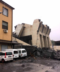 Un tramo del viaducto en la ciudad italiana de Génova se ha derrumbado este martes y las autoridades buscan damnificados entre los vehículos caídos al vacío y bajo los escombros.