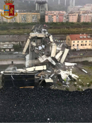 Un tramo del viaducto en la ciudad italiana de Génova se ha derrumbado este martes y las autoridades buscan damnificados entre los vehículos caídos al vacío y bajo los escombros.