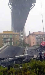 Un tramo del viaducto en la ciudad italiana de Génova se ha derrumbado este martes y las autoridades buscan damnificados entre los vehículos caídos al vacío y bajo los escombros.