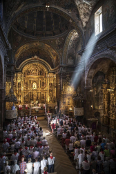 Los Arcos ha vivido la segunda jornada de sus fiestas patronales. En el Día de la Virgen, los vecinos han participado en la procesión. A continuación ha tenido lugar la misa en honor a los patronos Santa María y San Roque.