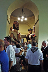 Burlada ha disfrutado de su segundo día de fiestas. La Comparsa de Gigantes y Cabezudos, acompañada de Larratz Dantzari Taldea y de la Banda de Música, ha recorrido la calle Lavanderas hasta la plaza de la Iglesia. Además, en esta jornada tampoco han faltado los juegos infantiles.