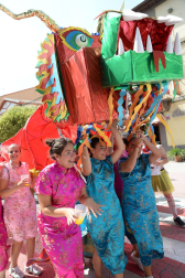 Los jóvenes de Noáin han desfilado con sus disfraces por la calle Real y la plaza de los Fueros de fiestas de Noáin 2018, 23 de agosto.