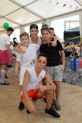 Los jóvenes de Noáin han desfilado con sus disfraces por la calle Real y la plaza de los Fueros de fiestas de Noáin 2018, 23 de agosto.