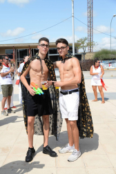 Los jóvenes de Noáin han desfilado con sus disfraces por la calle Real y la plaza de los Fueros de fiestas de Noáin 2018, 23 de agosto.
