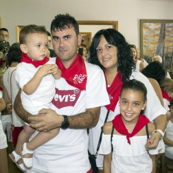 Los vecinos de Allo dieron inicio a sus fiestas el 22 de agosto con el lanzamiento del tradicional chupinazo. Momentos antes, el consistorio acogió un emotivo encuentro en el que los niños nacidos el último año recibieron su primer 'pañuelico' rojo por parte de la alcaldesa y los ediles locales. Una treintena de niños participaron en este primer acto de las fiestas.