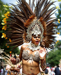 El popular carnaval de Notting Hill, en el oeste de Londres, vivió este lunes su "día grande" con un desfile repleto de color y ritmos caribeños y bajo una fuerte presencia policial.