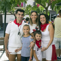 La Escuela de Jotas Villa de Mendavia, junto a la vecina Escuela Municipal de Jotas de Arróniz, protagonizó la mañana de fiestas del domingo 26 de agosto. Sus cantos animaron las calles en los momentos previos a la puesta en marcha de la pochada popular. Previamente, ambas escuelas acudieron a la residencia de ancianos Dionisio Salcedo Sádaba para compartir su alegría con los más mayores.