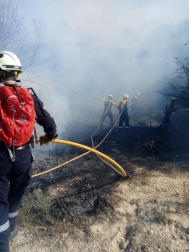 Bomberos forestales de los parques de Cordovilla, Tafalla y Estella y las dos Brigadas de Refuerzo en Incendios Forestales  han acudido a la zona donde se ha extendido el fuego. 