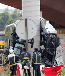 Un autobús de la línea Alsa sufrió un accidente y colisionó contra un pilar de un viaducto de la circunvalación de Avilés.