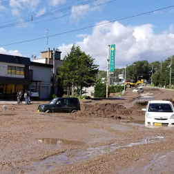 El balance de víctimas a causa del terremoto de magnitud 6,7 en la escala de Richter que ha sacudido este jueves de madrugada la isla japonesa de Hokkaido (norte) ha ascendido a siete muertos y 200 heridos, mientras que otras 30 personas continúan desaparecidas.