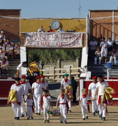 Los jóvenes de Sangüesa se reunieron para comer disfrazados e ir a la plaza de toros