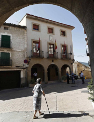 Luto en la localidad navarra por la muerte de tres miembros de una familia en una reyerta y concentración de repulsa en la plaza del Ayuntamiento de la localidad.