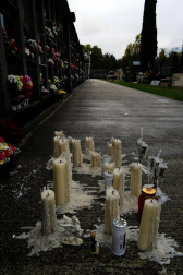 Un paseo por el cementerio de Pamplona el día después de Todos los Santos deja imágenes que pueden desgarrar por dentro