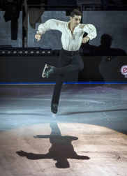 El patinador español Javier Fernández protagonizó la puesta en escena del espectáculo en la reconvertida pista del pabellón navarro.
