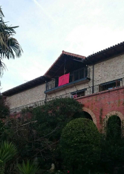 Fotos enviadas por los lectores de la bandera de Navarra colocada en sus casas y balcones.