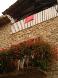 Fotos enviadas por los lectores de la bandera de Navarra colocada en sus casas y balcones.